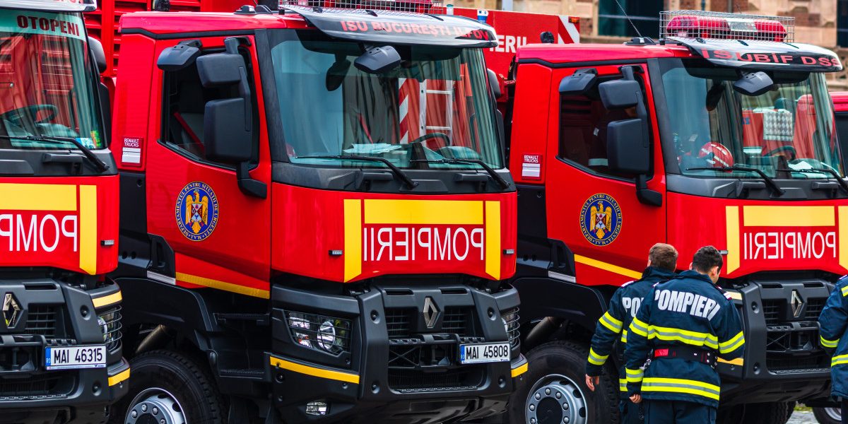 Incendiu devastator în Constanța: Blocul social, în flăcări, locatari prinși?