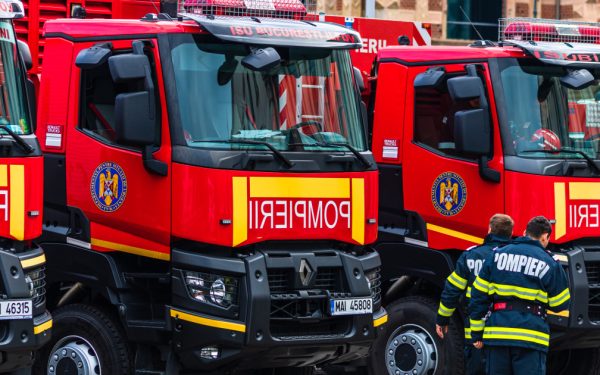 Incendiu devastator în Constanța: Blocul social, în flăcări, locatari prinși?