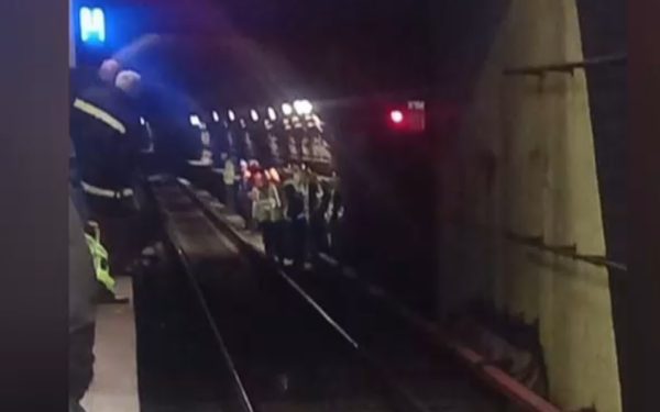 Metroul București, blocat pe M4: Bucată din tavan, prăbușită peste șine