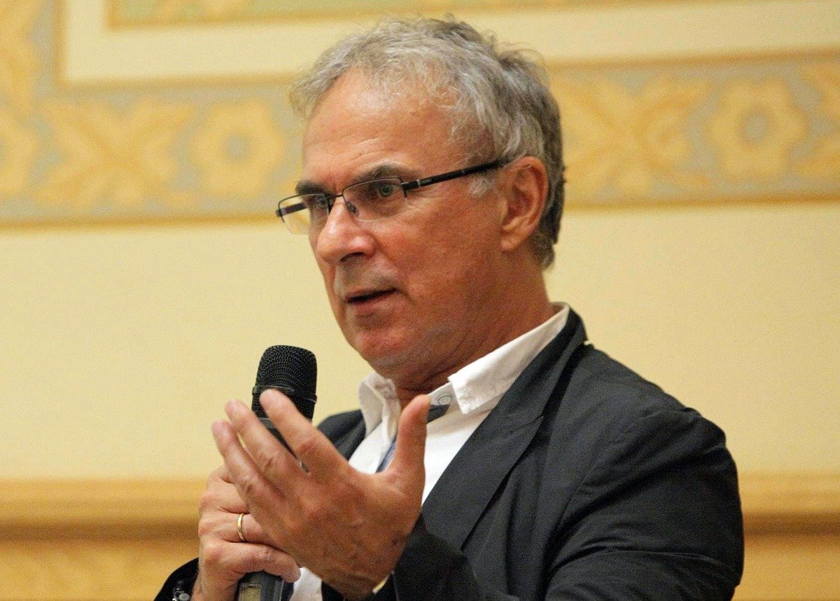 Doctoranzii și coordonatorii, responsabili pentru plagiat: Academia Română cere modificarea legii Academia Română va solicita Ministerului Educației modificarea legislației pentru a sancționa profesorii coordonatori de doctorate în cazul plagiatelor, alături de studenții lor