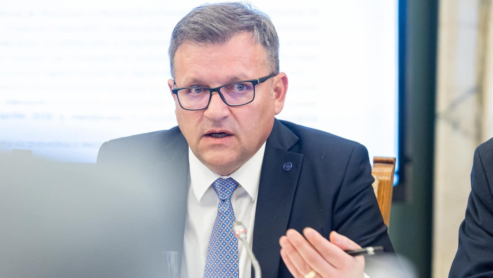 PSD acuză blocarea scutirii de plata primei zile de concediu medical, iar Bolojan respinge inițiativa Organizația PSD anunță că Ilie Bolojan, în calitate de membru al Guvernului, blochează în mod intenționat punerea în aplicare a unei ordonanțe care vizează scutirea pacienților de la plata primei zile de concediu medical