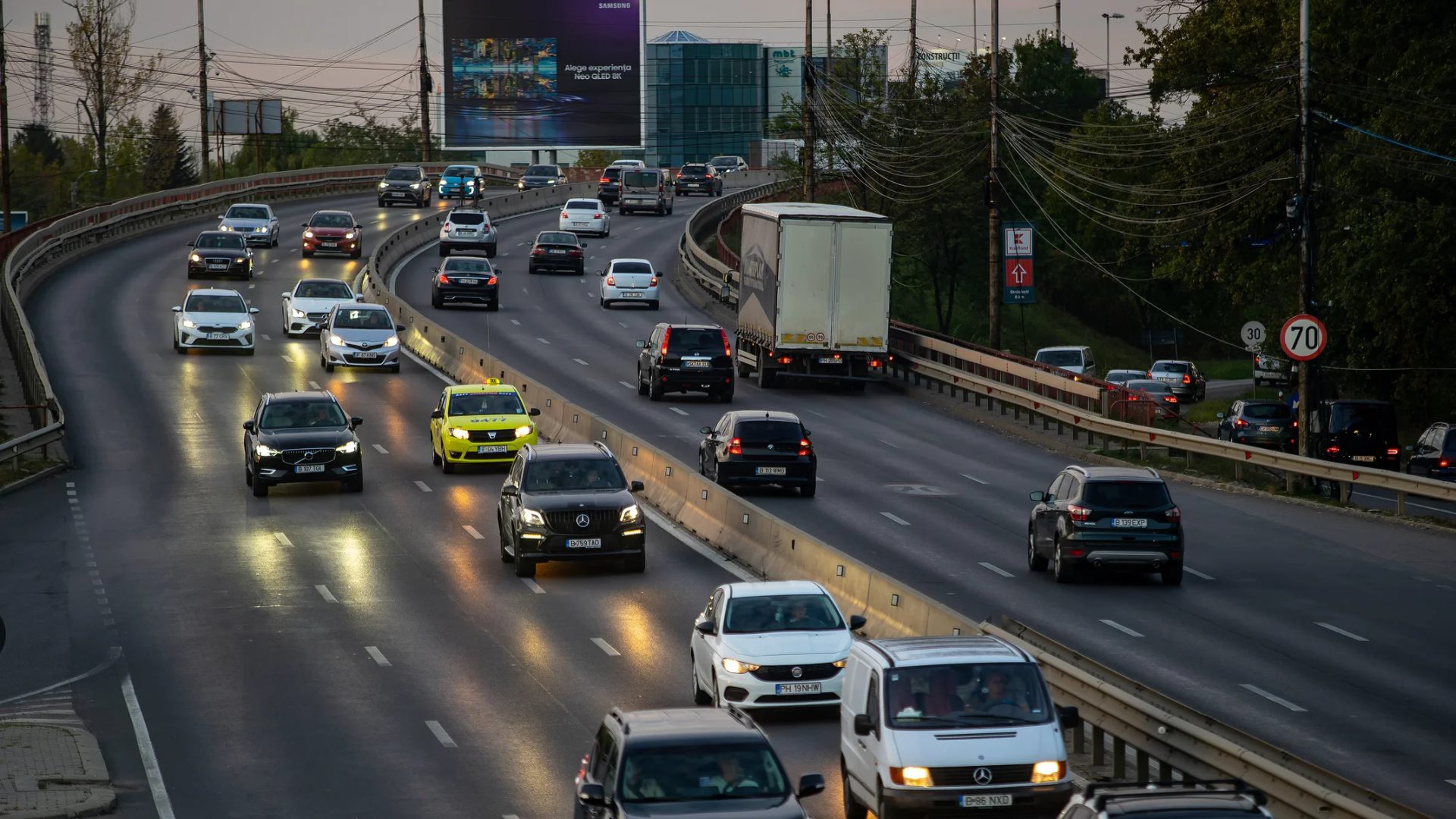 Taxele de înmatriculare pentru mașini rămân relativ mici, dar costurile totale pot fi semnificative Taxele de bază pentru înmatricularea unei autovehicule în România sunt, în prezent, modice, însumând în mod obișnuit câteva zeci de lei