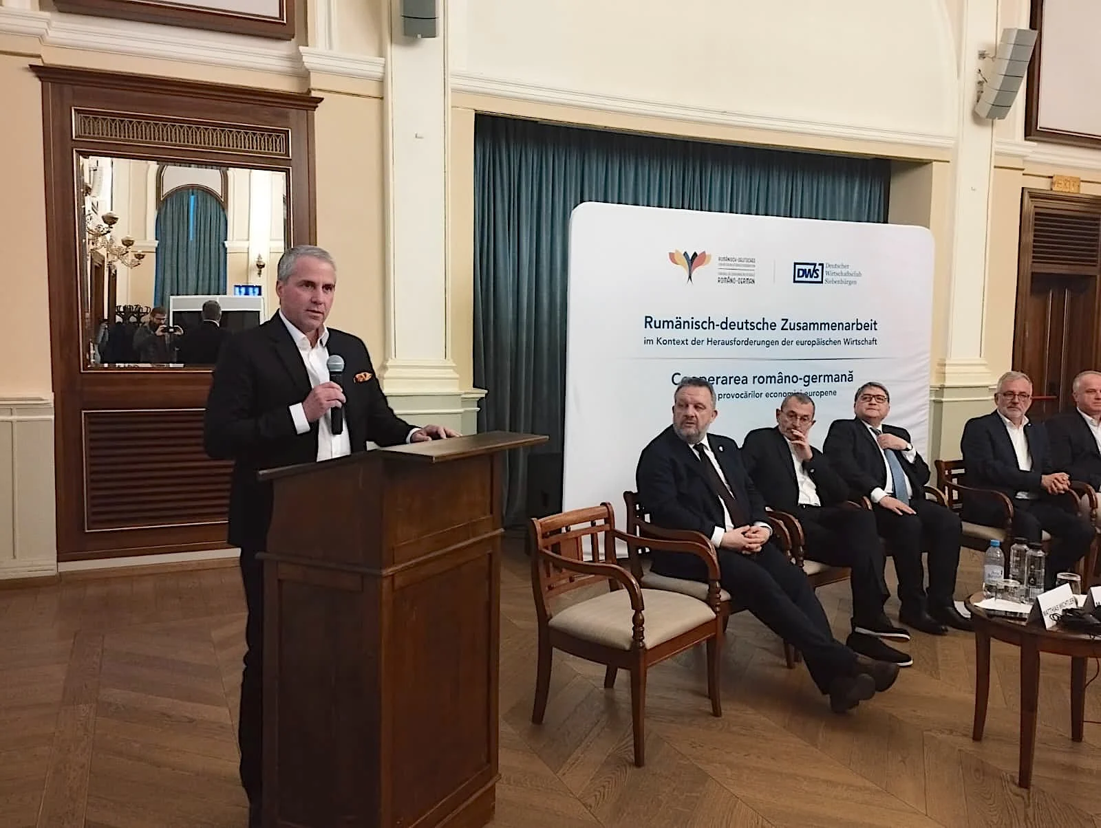 Directorii unor companii germane majore din Transilvania au tras un semnal de alarmă cu privire la climatul economic și deciziile politice din România, dar au subliniat, totodată, potențialul țării pentru viitor