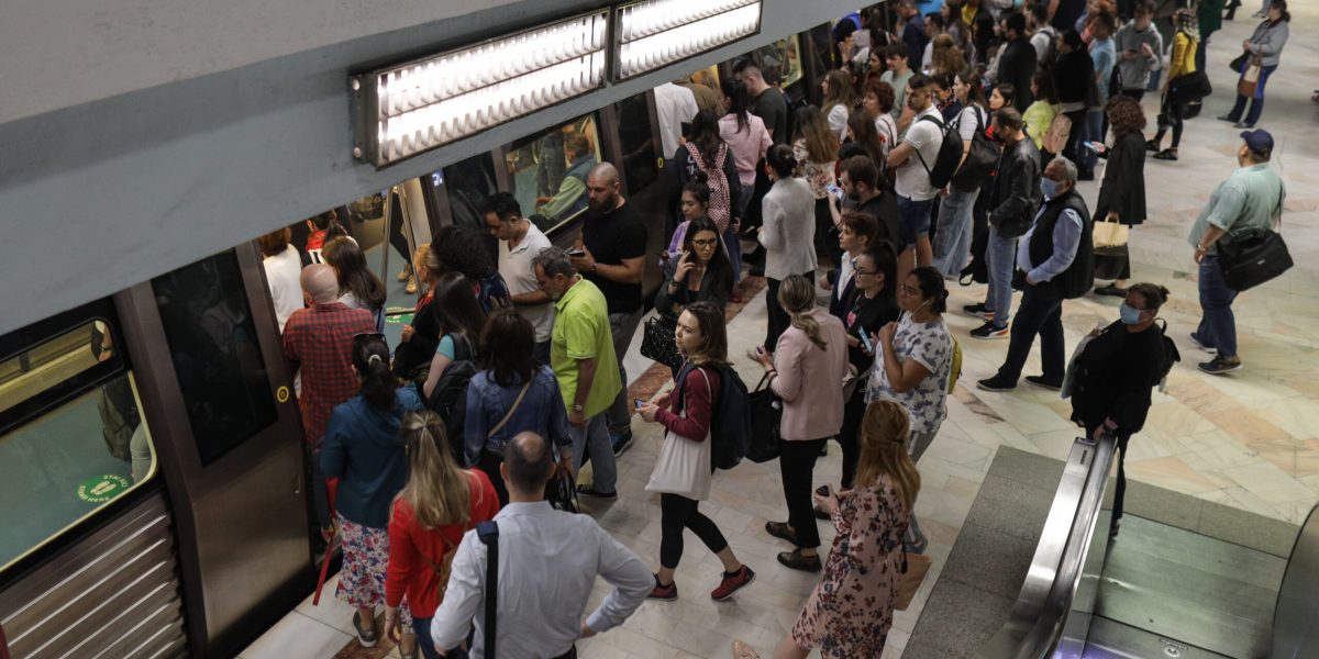 Petiție FURIOASĂ: Peste 11.000 de bucureșteni, revoltați de scumpirea metroului