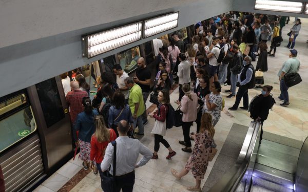 Petiție FURIOASĂ: Peste 11.000 de bucureșteni, revoltați de scumpirea metroului