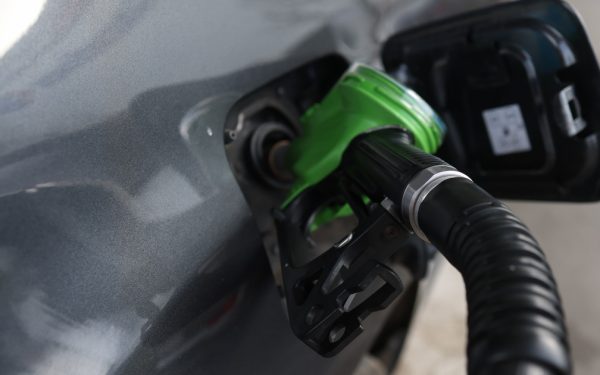 Benzina sub 8 lei! Prețul scade după două luni de scumpiri în România