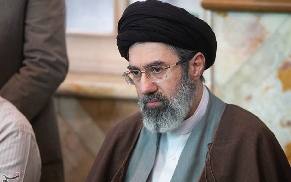 AYATOLLAHUL Khamenei, desfigurat, se recuperează, dar e lucid