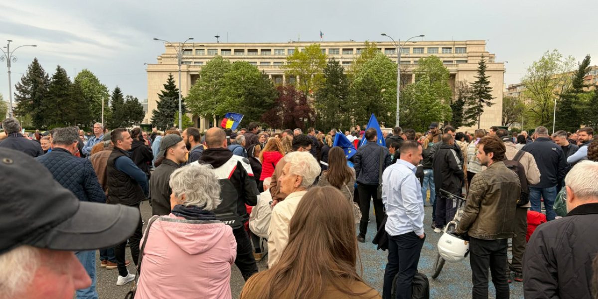 Manifestație PRO-Bolojan în Piața Victoriei: Susținere pentru premier