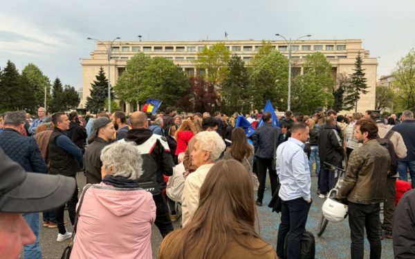 Manifestație PRO-Bolojan în Piața Victoriei: Susținere pentru premier