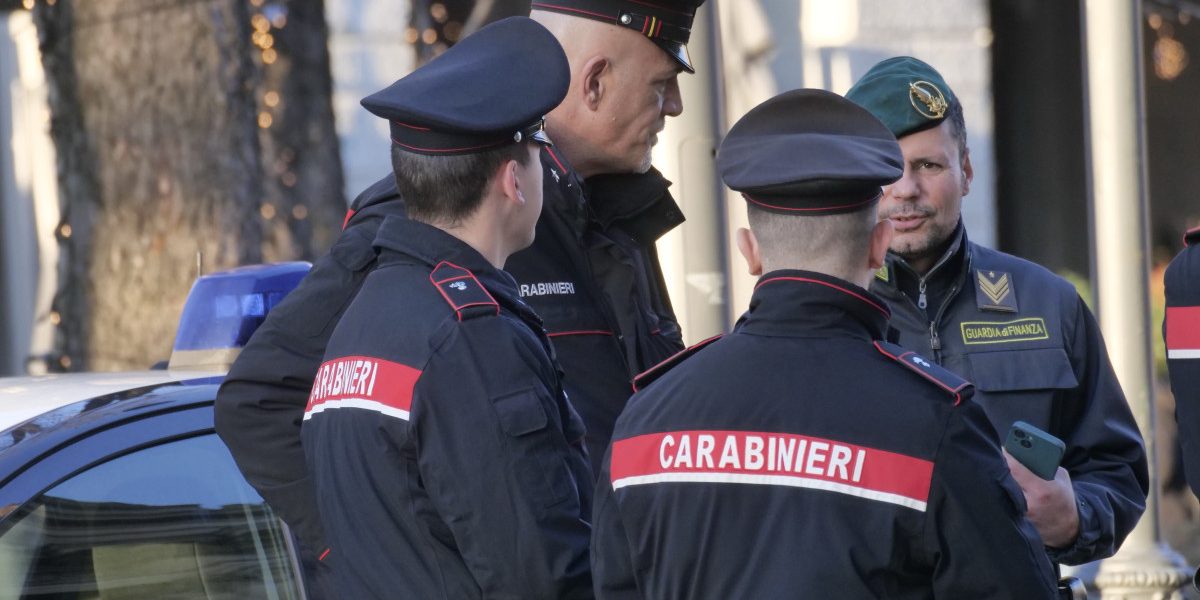 Zeci de ostatici, eliberați la Napoli după un jaf armat spectaculos