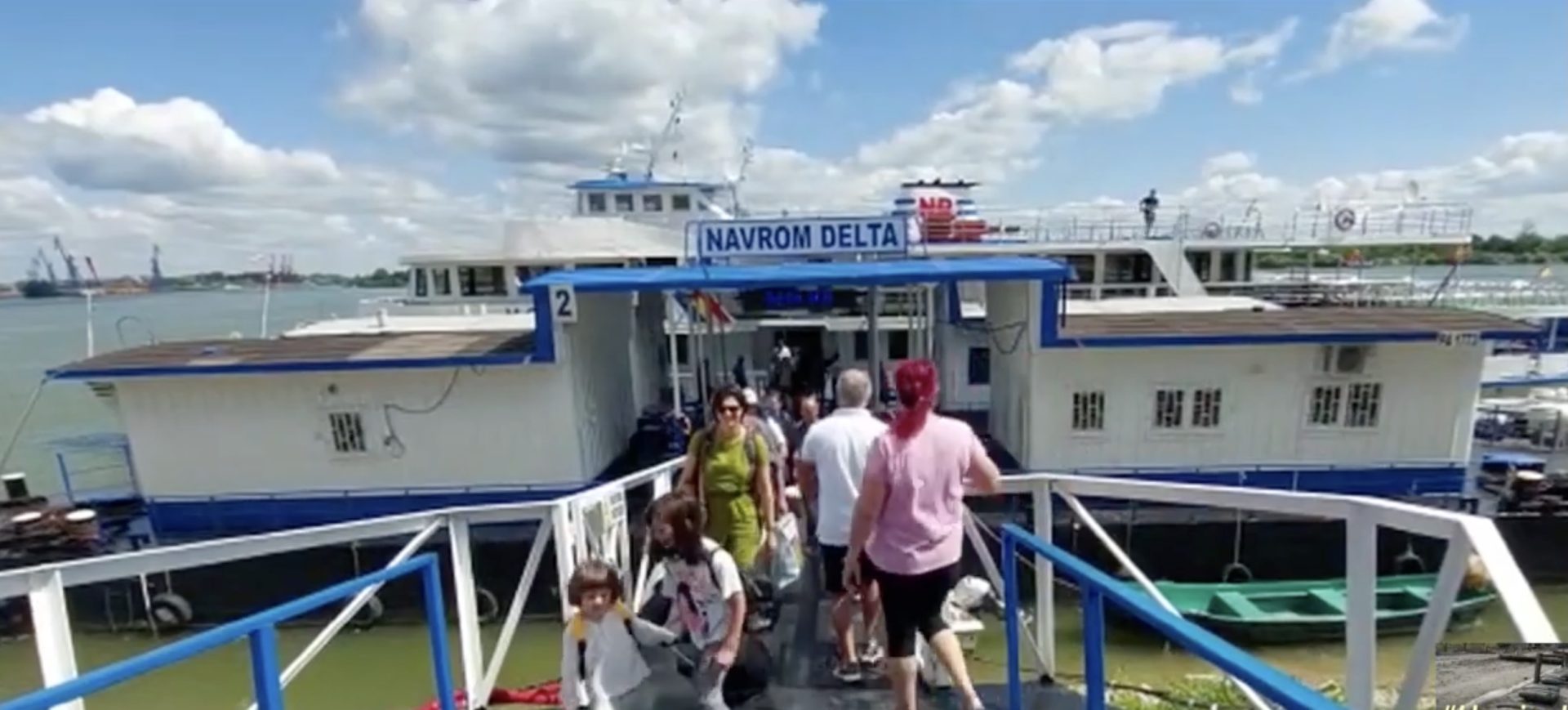 Societatea Navrom SA din Galaţi a anunţat reducerea semnificativă a serviciului de transport cu bacul între satul IC Brătianu din județul Tulcea și municipiul Galați, începând cu săptămâna viitoare