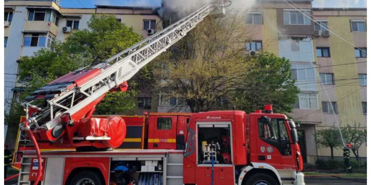 Incendiu puternic într-un bloc din Craiova: Locatari evacuați de urgență