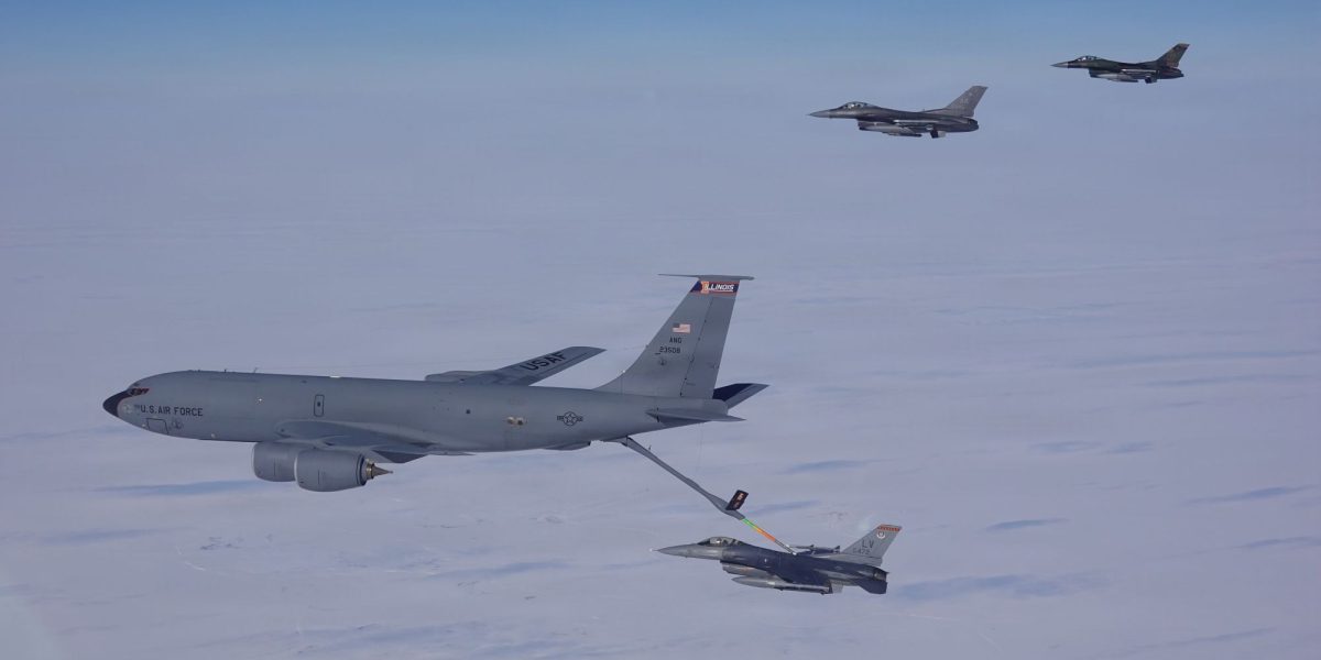 F-16 ale NORAD exersează apărarea aeriană de pe aerodromul din Alaska