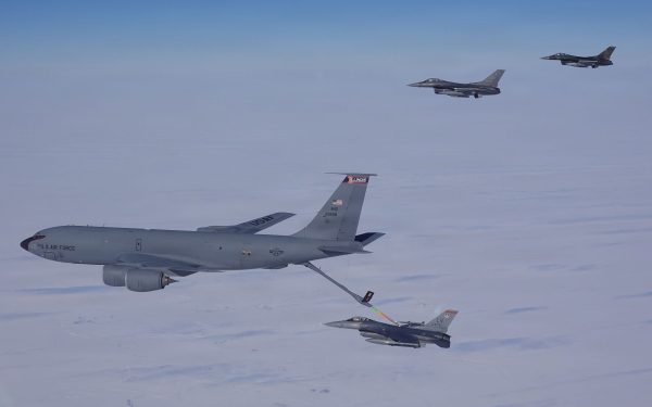 F-16 ale NORAD exersează apărarea aeriană de pe aerodromul din Alaska