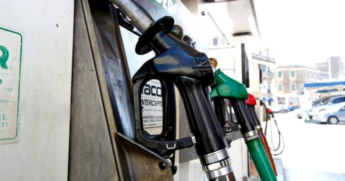 Guvernul a anunțat joi adoptarea unei set de măsuri menite să tempereze creșterea prețurilor la carburanți, vizând reducerea accizei pentru motorină și restricționarea frecvenței de actualizare a tarifelor la pompă