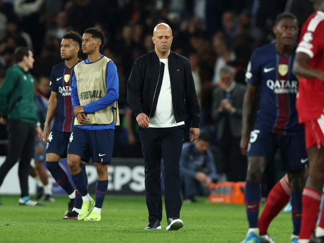 ARNE SLOT A ANUNȚAT PLECAREA DE LA LIVERPOOL DUPĂ ÎNFLĂCĂRATUL MECI CU PSG ARNE SLOT, antrenorul echipei Liverpool, a făcut anunțul plecării sale de la echipă, imediat după încheierea meciului din sferturile Champions League, în care Liverpool a fost învinsă de Paris Saint-Germain