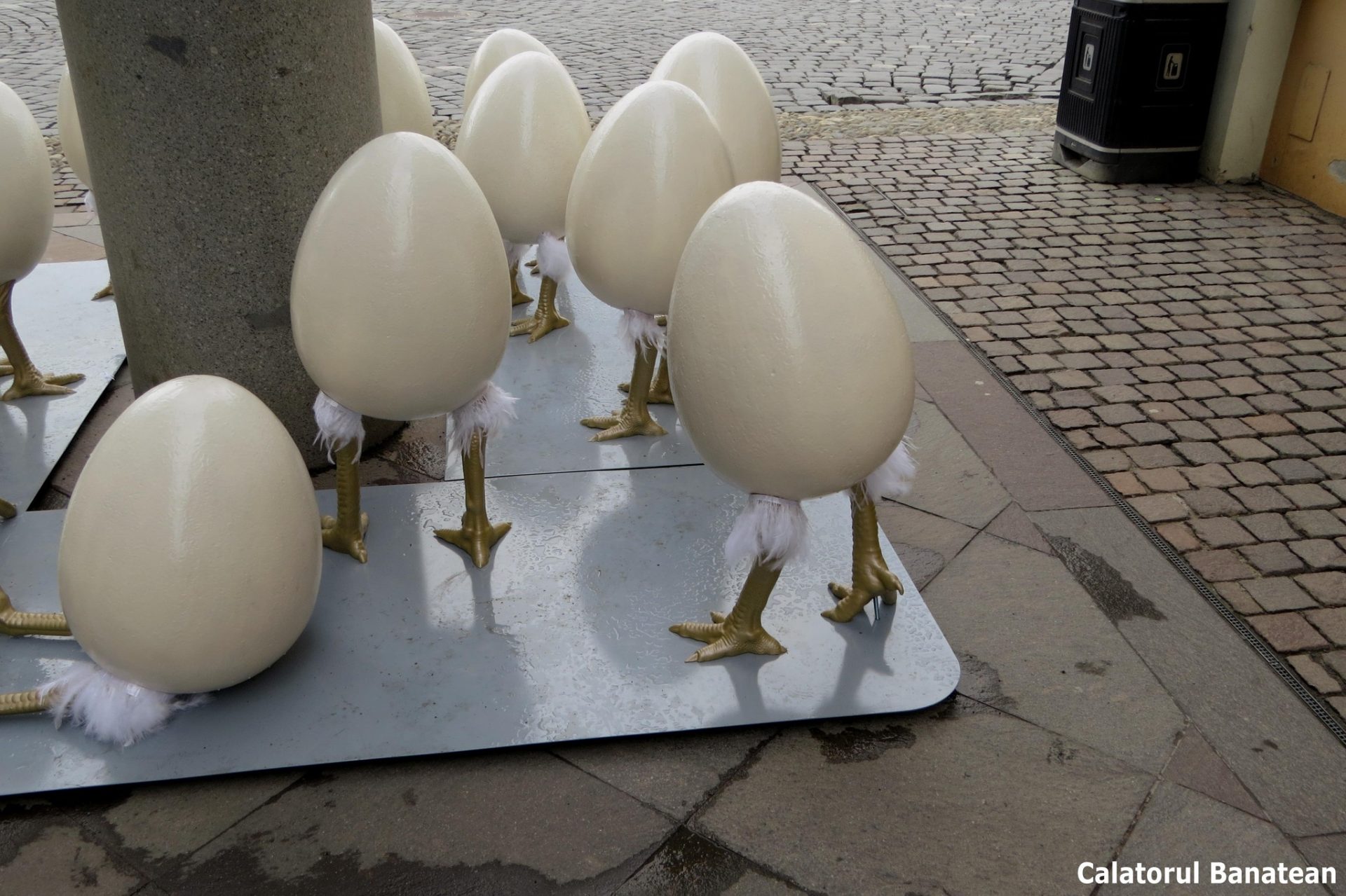 artistul Virgil Cripcariu cere primăriei să înlăture decoratiunile de Paște cu ouă cu picioare de lângă sculptura emblematică din Timișoara