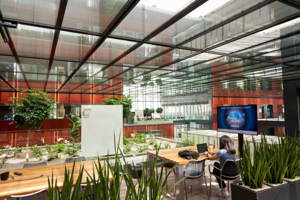 O bijuterie a cercetării științifice se ridică pe malurile lacului NEUCHÂTEL, în Elveția: The Cube, laboratorul global de cercetare și dezvoltare al Philip Morris International (PMI)