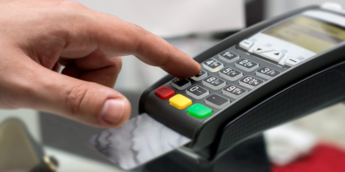 Numerarul, OUT! Restaurantele din România, obligate la plata cu cardul