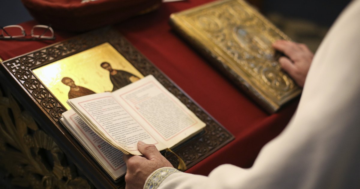 Luna aprilie ocupă un loc central în calendarul ortodox din cauza sărbătorilor majore pe care le aduce, toate marcate cu cruce roșie