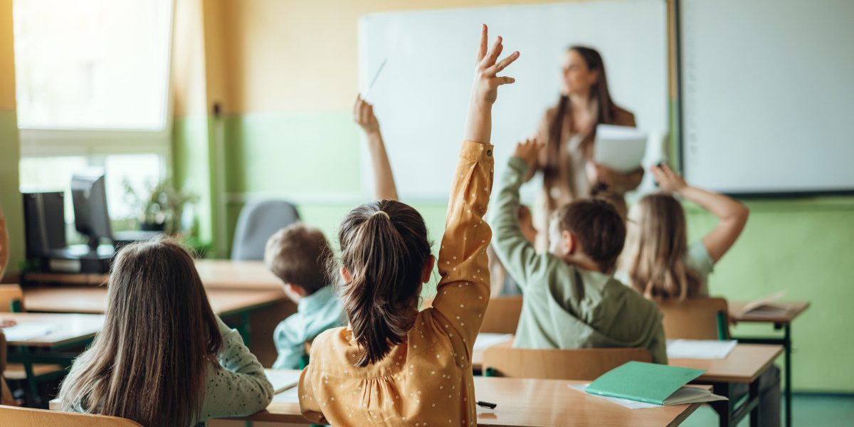 Când încep elevii școala după Paște și câte săptămâni mai sunt până la vară?