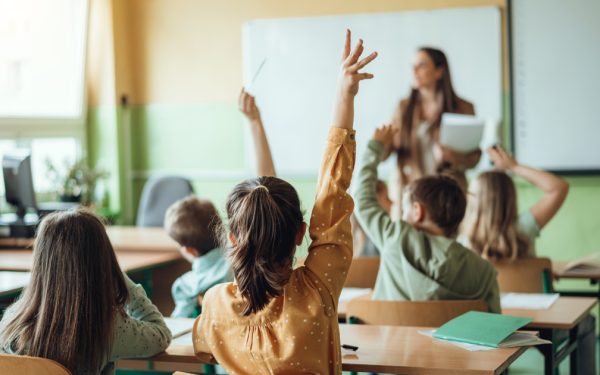 Când încep elevii școala după Paște și câte săptămâni mai sunt până la vară?