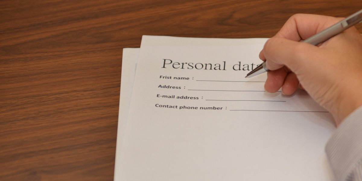 Greșeala de pe formulare: Cum completează românii „First Name” și „Last Name”