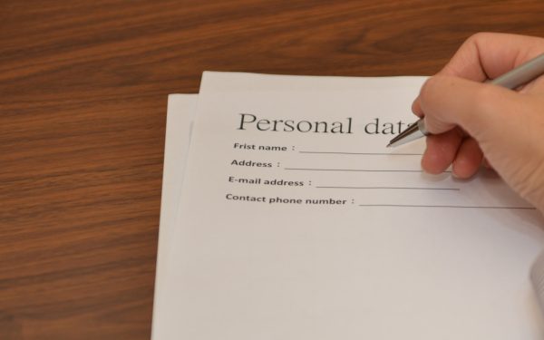 Greșeala de pe formulare: Cum completează românii „First Name” și „Last Name”