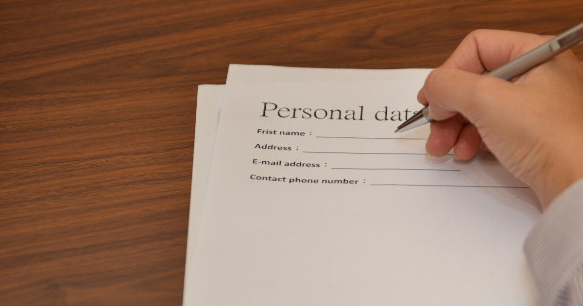 Greșeala de pe formulare: Cum completează românii „First Name” și „Last Name”