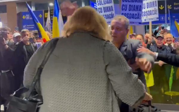 Haos la Otopeni: Diana Șoșoacă, fără imunitate, a revenit în țară