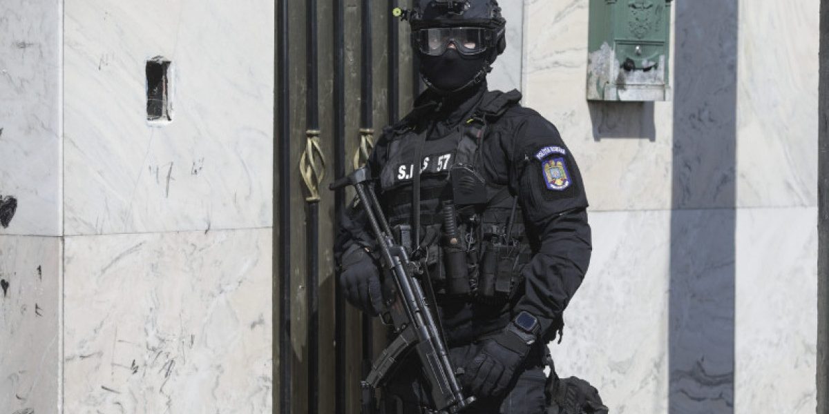 Percheziții-fulger în București și Ilfov: Mafia auto de lux, destructurată