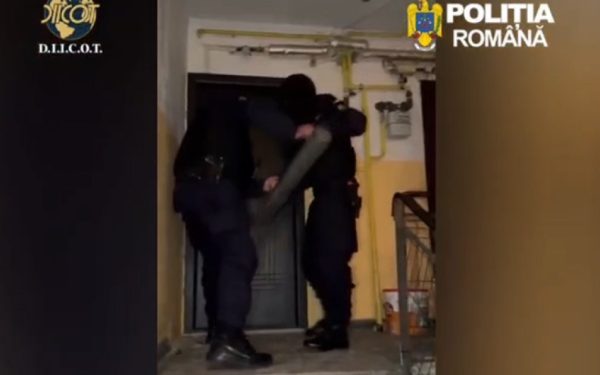 Percheziții-ȘOC la traficanții de droguri: Vindeau în școli, cu reduceri!