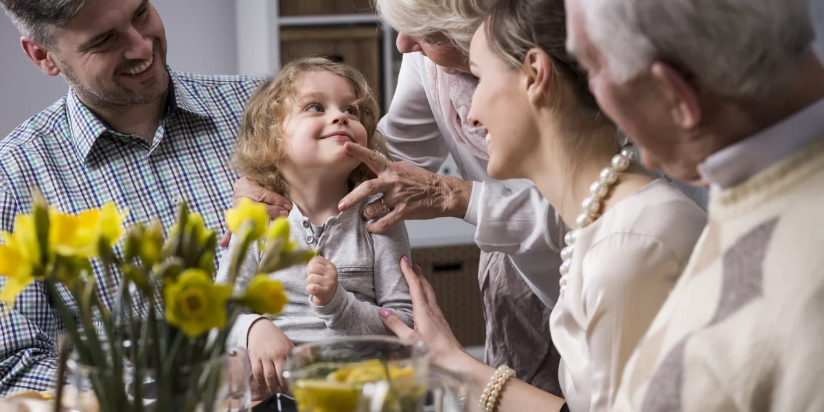 Masa de Paște: Ce alimente ascund pericole pentru copii