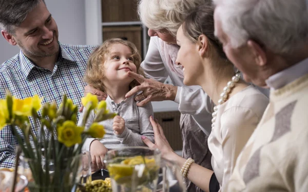 Masa de Paște: Ce alimente ascund pericole pentru copii