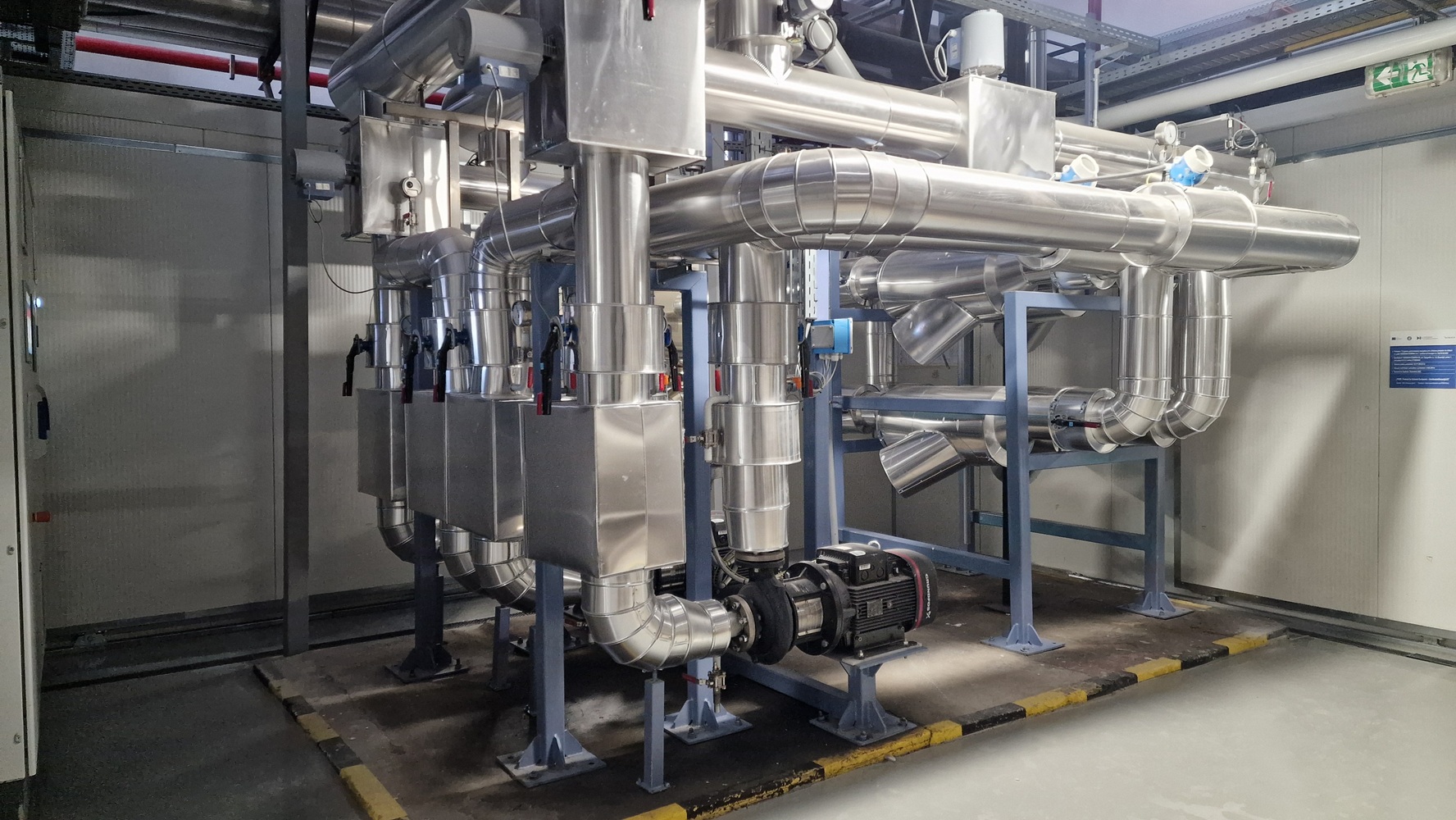 Heineken România a finalizat o investiție semnificativă în tehnologii moderne la fabricile din Craiova și Ungheni ( județul Mureș), accelerând tranziția către producție cu emisii reduse de carbon și consum energetic optimizat