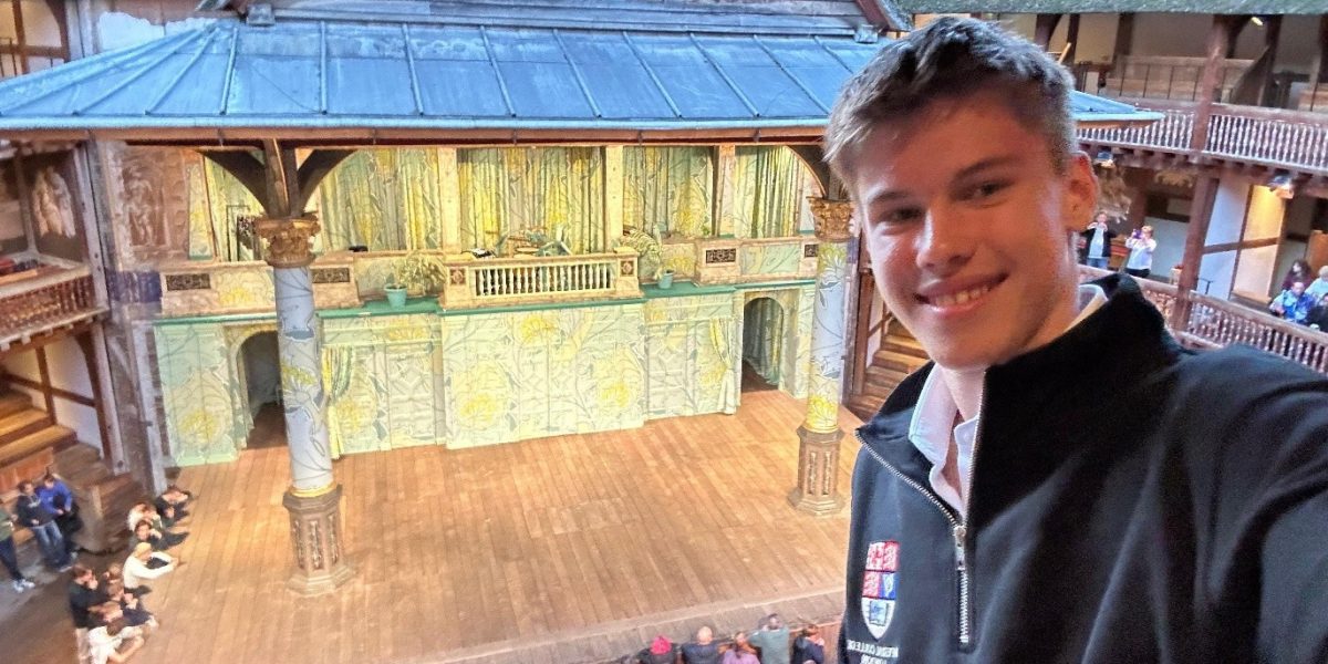 Elevul Patric, din Iași, cucerește Londra: AUR la LAMDA, elita teatrului