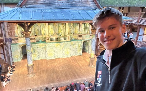 Elevul Patric, din Iași, cucerește Londra: AUR la LAMDA, elita teatrului