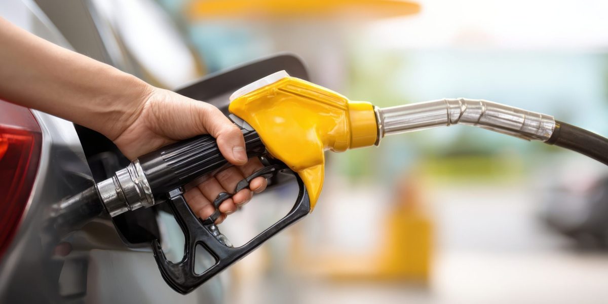 Benzina și motorina mai ieftine pe 13 Aprilie în România! Cât plătești