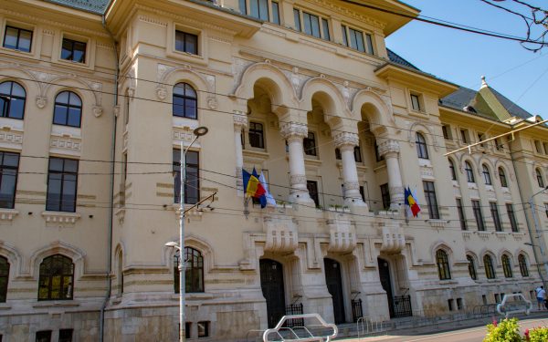 Panouri anti-cezariană în București: Primarul le dă jos, anunță Europa FM