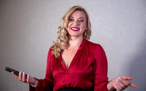 Carieră vs. familie: Femeile, prinse între birou și rolul de mamă-parteneră