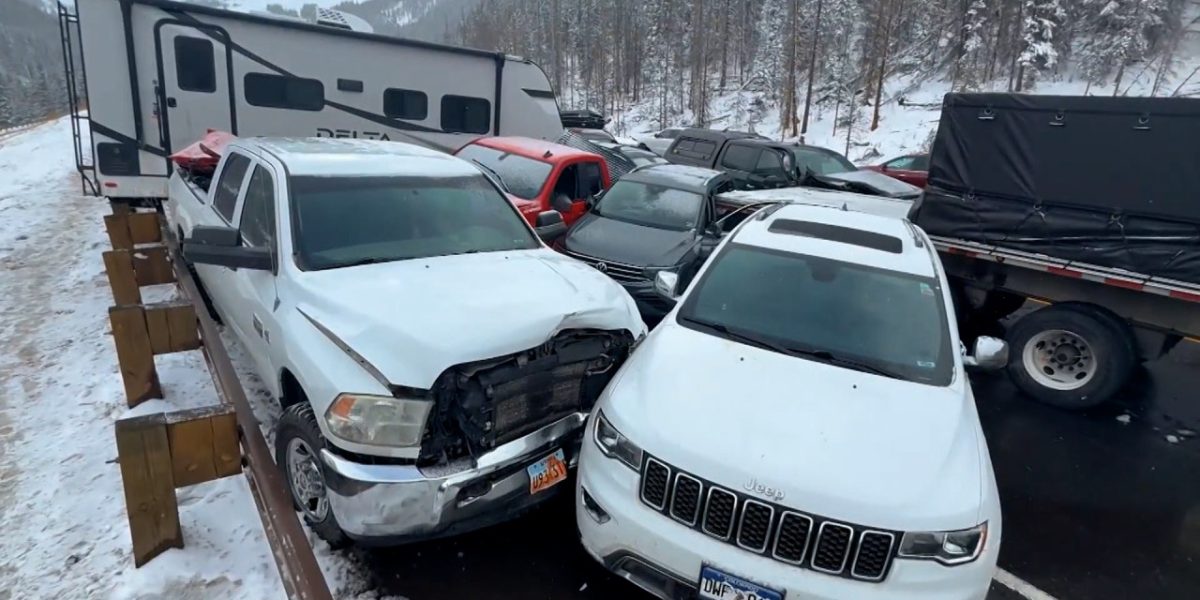 Accident URIAȘ în SUA: Peste 80 de mașini implicate. Ce a dus la carambol