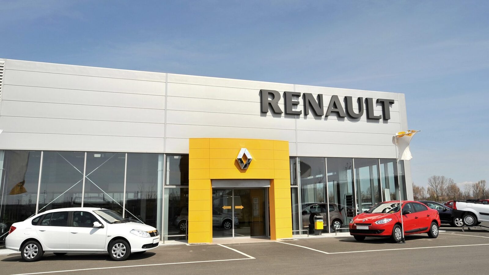 Renault dă afară 2.400 de angajați: Planurile de luptă cu mărcile chineze