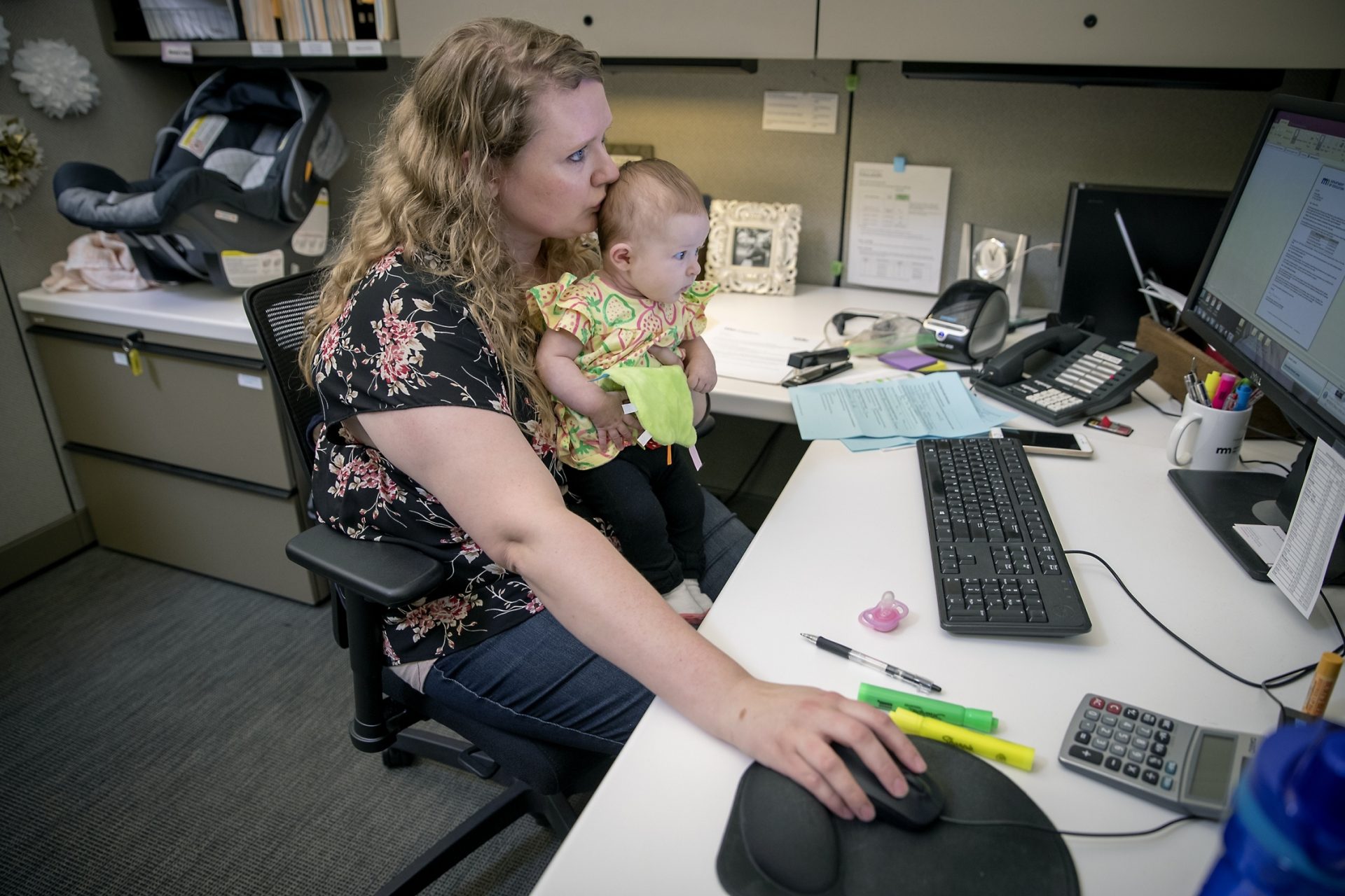 Revenirea la locul de muncă după concediul de creștere a copilului implică anumite regretări și formalități legale care trebuie respectate strict