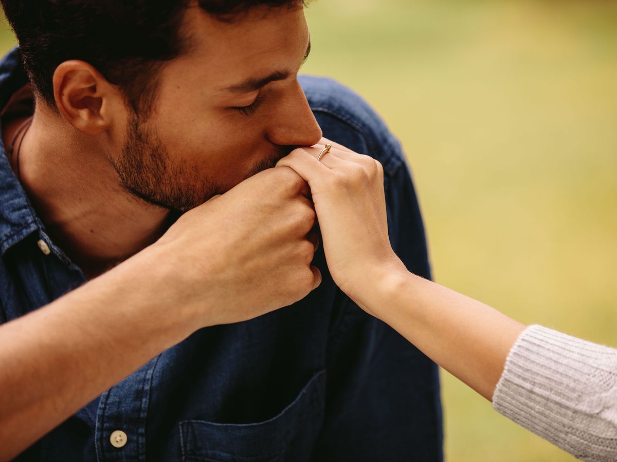 Un caz care a stârnit dezbatere în justiția din Spania a ajuns până la Curtea Supremă, după ce un bărbat a fost condamnat pentru că a sărutat mâna unei femei într-un mod considerat de instanță ca fiind agresiune sexuală