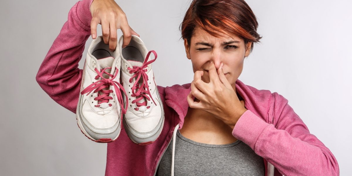 Scapă UȘOR de mirosul din pantofi: Trucul genial cu 2 ingrediente!