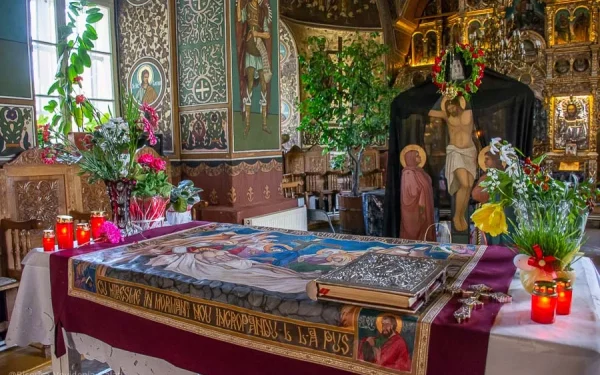În Vinerea Mare, credincioșii ortodocși practică ritualul trecerii pe sub masă, o tradiție veche încărcată de semnificații spirituale și speranțe