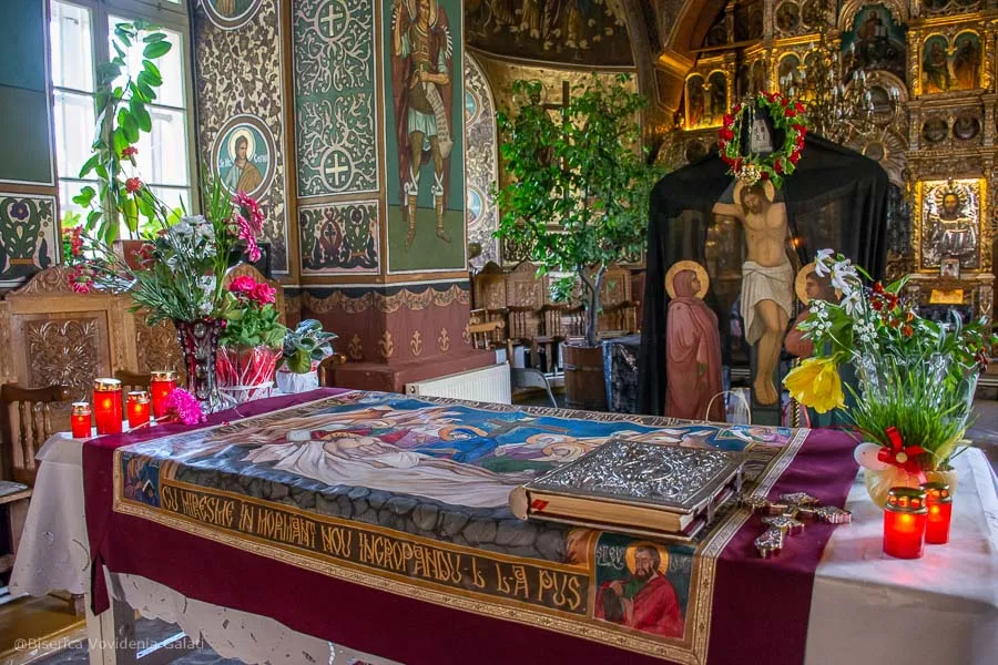 În Vinerea Mare, credincioșii ortodocși practică ritualul trecerii pe sub masă, o tradiție veche încărcată de semnificații spirituale și speranțe