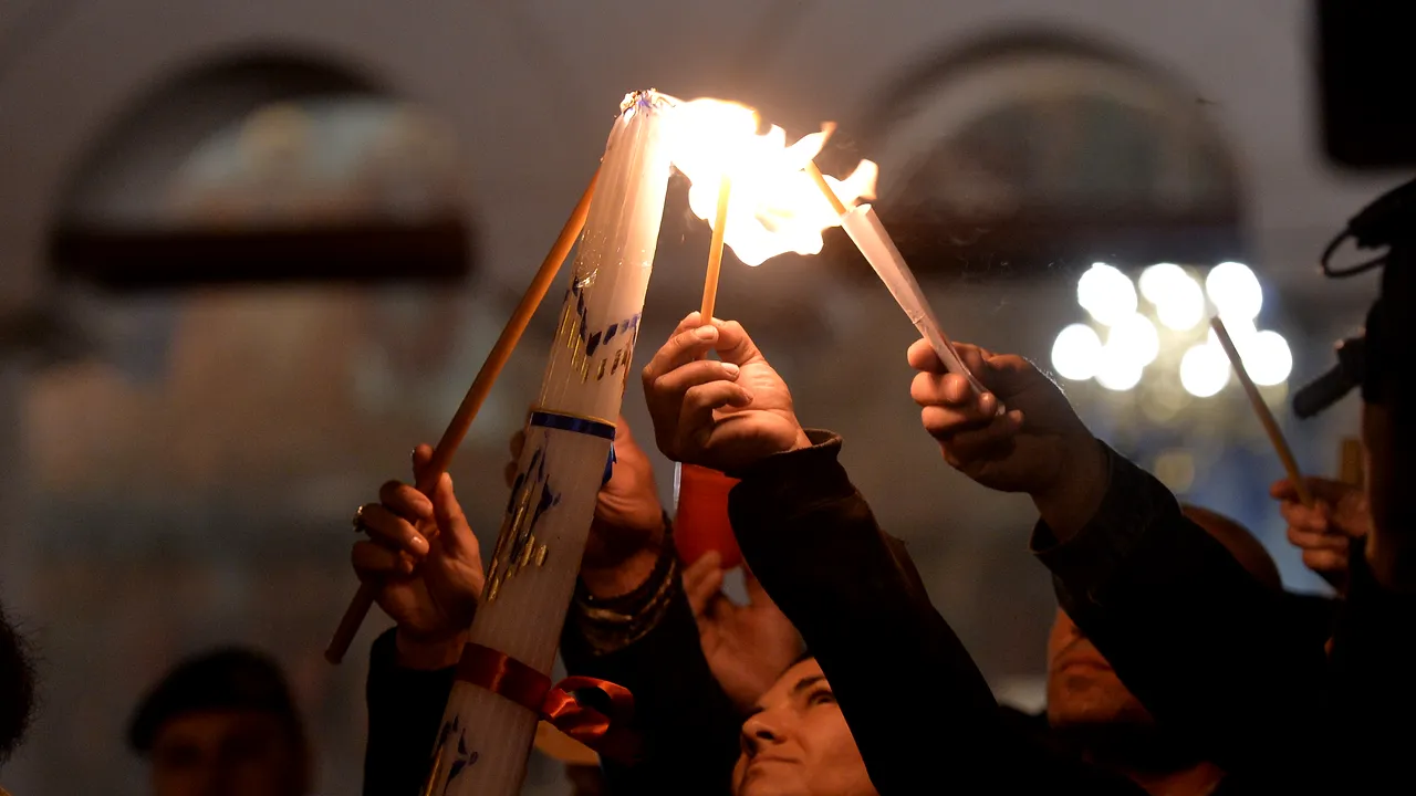 Transportul Sfintei Lumini în România, în condiții speciale, a fost orchestrate cu o atenție deosebită pentru siguranță și respectarea tradiției