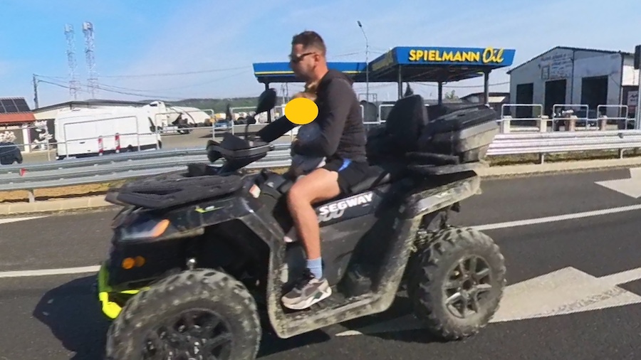 Poliția, scandal pe DN1, Oșorhei: Șofer de ATV cu copil în brațe, investigat