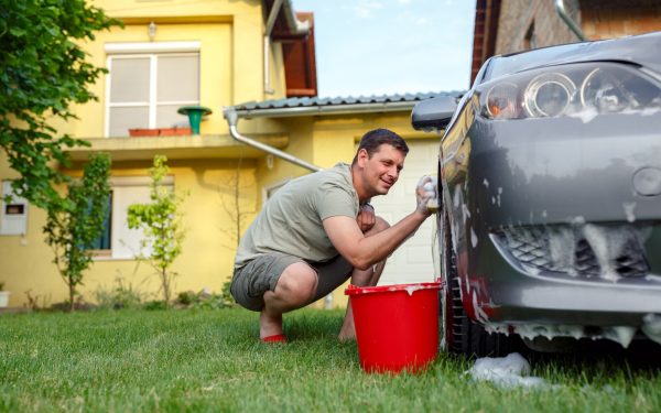 Amendă de 4000 de lei! Ce reguli noi privind apa au românii de la curte